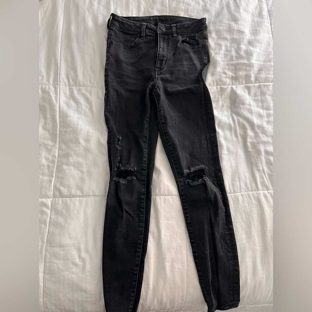 American Eagle size 6 skinny jeans ripped at knee